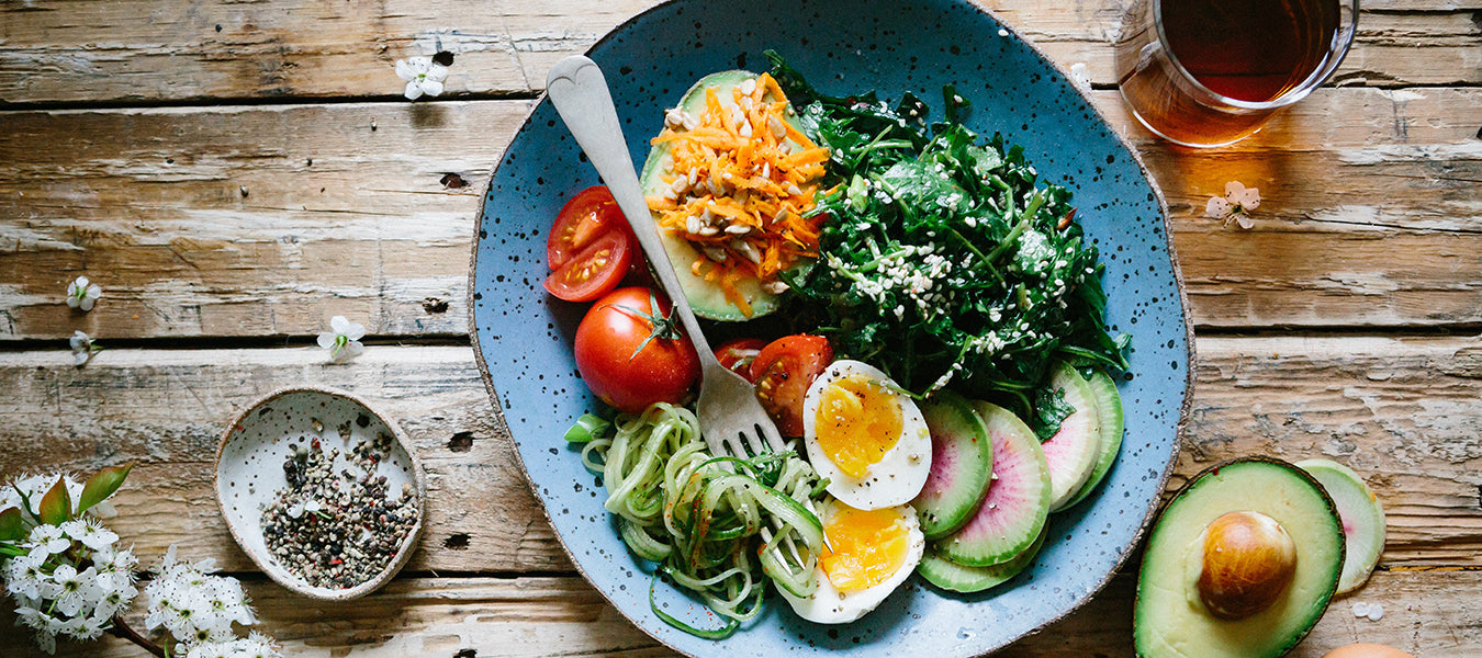 Healthy meal consisting of eggs, tomatoes and greens